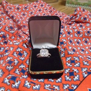 Beautiful Stunning Ring NWT